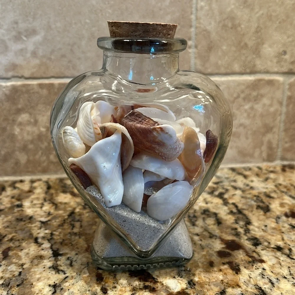 🐚 Decorative Sea Shells and Sand Art in Adorable Glass Heart with Cork Lid - Picture 4 of 10